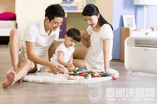 兒童時(shí)期，孩子好奇心強(qiáng)，喜歡“打破砂鍋問到底”、“探究性拆東西”、“自言自語做游戲”。這些聽似好笑，看似頑皮的言行舉止，恰恰就是孩子創(chuàng)造火花的閃現(xiàn)。心理學(xué)家鄧斯克認(rèn)為，小孩子在游戲中的“假裝”會大大促進(jìn)他們的發(fā)散思維。