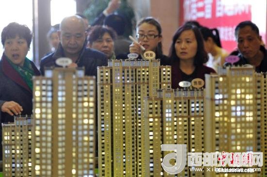 資料圖：民眾選購商品房。 <a target='_blank' >中新社</a>記者 韋亮 攝