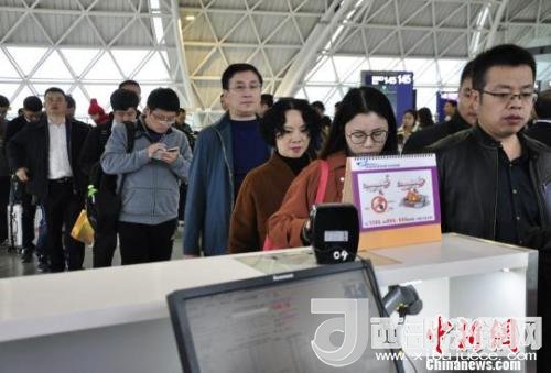 圖為旅客等待進入客艙?！慰∶?攝