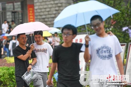 資料圖：6月8日，山西太原，考生打傘走出考場(chǎng)。當(dāng)日，全國(guó)部分地區(qū)2018年高考結(jié)束。 <a target='_blank'  data-cke-saved- >中新社</a>記者 武俊杰 攝