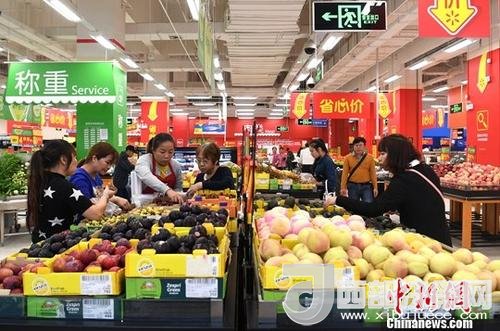 資料圖：民眾在超市選購水果。<a target='_blank'  data-cke-saved- >中新社</a>記者 俞靖 攝