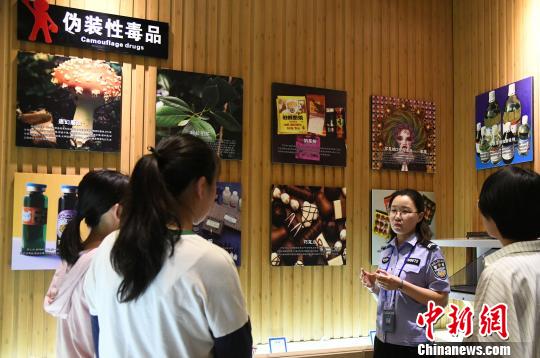 山西省司法行政戒毒系統(tǒng)積極面向社會開展禁毒警示教育?！　　⊥踅ㄜ?攝