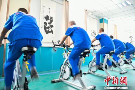 山西省戒毒人員正在進行身體鍛煉?！⊥踅ㄜ?攝