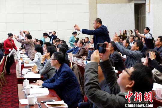 圖為與會嘉賓認(rèn)真聽取專家演講?！±铍h 攝