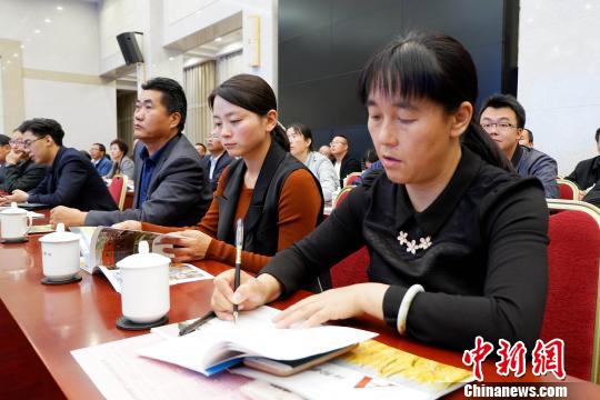 圖為與會嘉賓聆聽專家演講?！±铍h 攝