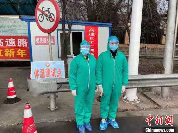 鄉(xiāng)鎮(zhèn)衛(wèi)生院和社區(qū)衛(wèi)生中心工作人員排查發(fā)熱患者?！〗樾菔嗅t(yī)療集團供圖 攝