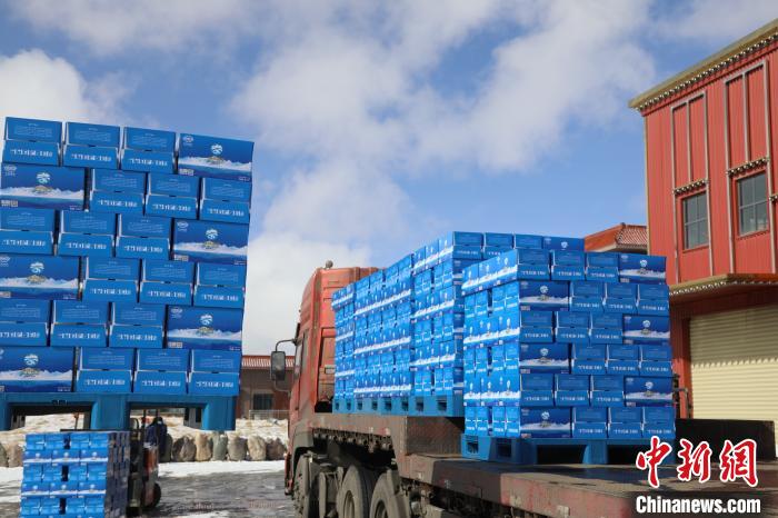 圖為當(dāng)雄的冰川礦泉水裝車(chē)，即將發(fā)往湖北。　當(dāng)雄縣 供圖 攝