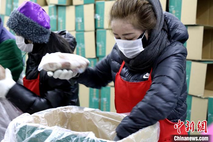 當(dāng)雄縣民眾將牦牛肉裝箱。　當(dāng)雄縣 供圖 攝