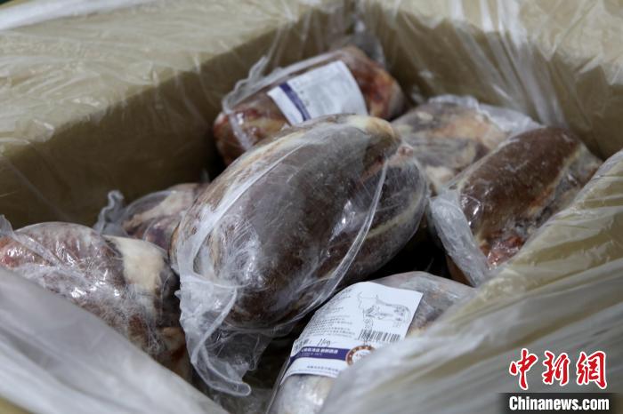 當(dāng)雄縣援鄂物資中的牦牛肉，圖中的為腱子肉，是牦牛肉中的“極品”?！‘?dāng)雄縣 供圖 攝