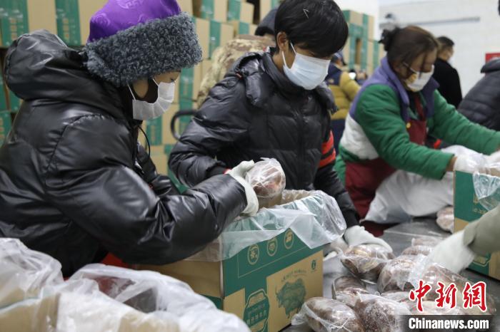 當(dāng)雄縣民眾打包當(dāng)?shù)氐奶禺a(chǎn)，“有身份證”牦牛肉?！‘?dāng)雄縣 供圖 攝