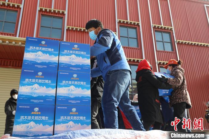 西藏當(dāng)雄給湖北荊州送去冰川礦泉水、牦牛肉等物資