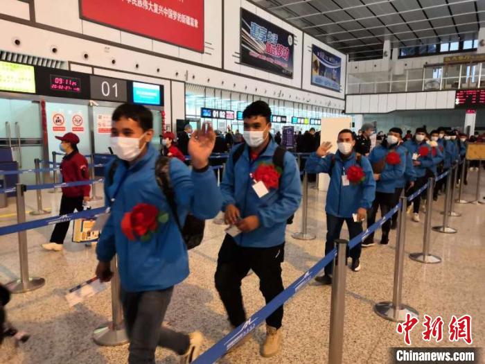 外出務(wù)工人員有序排隊(duì)辦理登記手續(xù)。　孫友軍 攝