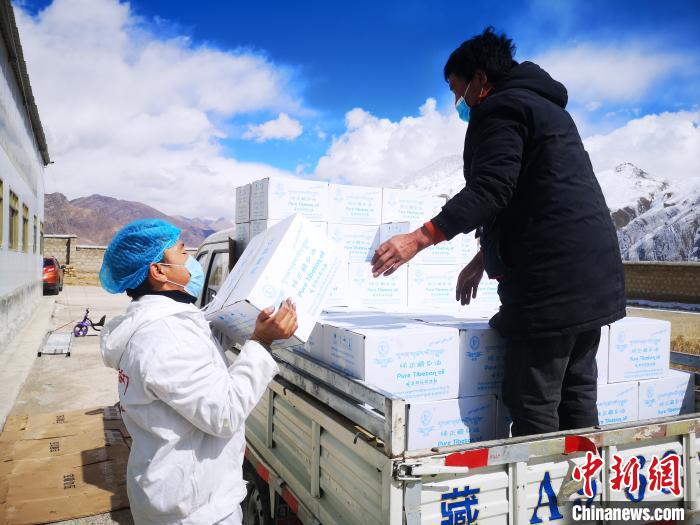 圖為工作人員搬運物資。堆龍德慶區(qū)宣傳部供圖