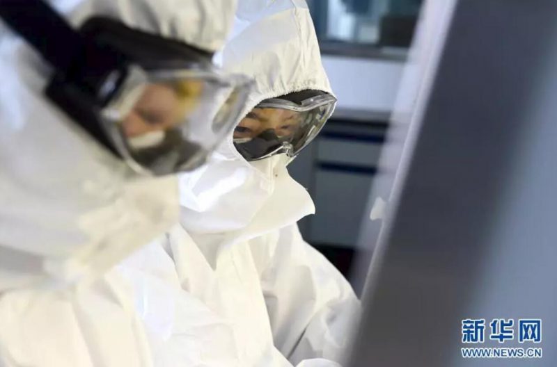 ▲資料圖片：負(fù)責(zé)新型冠狀病毒核酸檢測(cè)的工作人員，在實(shí)驗(yàn)室進(jìn)行樣本處理。（新華社發(fā) 周牧 攝）