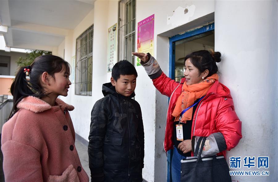 (決戰(zhàn)決勝脫貧攻堅(jiān)·圖文互動(dòng))(2)山上的放羊娃不見了——涼山教育扶貧斬?cái)嘭毨А按H傳遞”