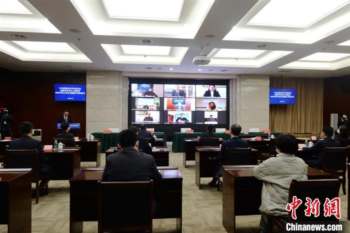 青羊區(qū)2020年重大項(xiàng)目在線集中簽約儀式現(xiàn)場(chǎng)。青羊區(qū)委宣傳部供圖