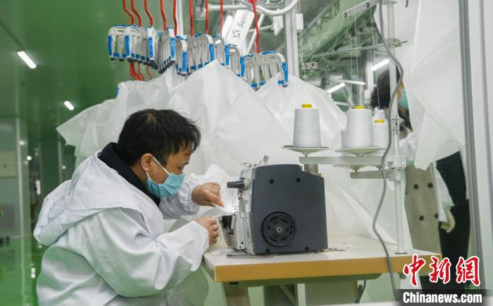 工人生產(chǎn)防護(hù)服，保障抗疫物資供應(yīng)。廣安市委宣傳部供圖