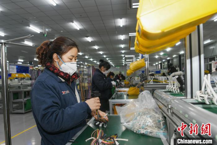 工人戴著口罩搶抓生產(chǎn)?！】到?攝