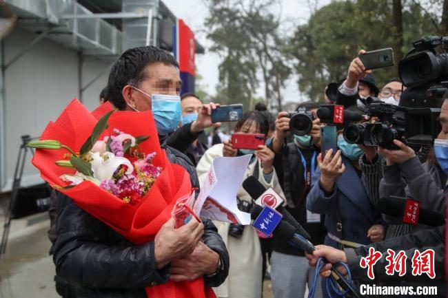 圖為貴州省最后一名新冠肺炎確診患者從貴州省將軍山醫(yī)院出院，患者接受媒體采訪?！■暮陚?攝