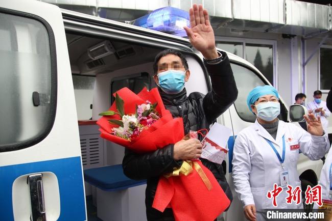 圖為貴州省最后一名新冠肺炎確診患者從貴州省將軍山醫(yī)院出院，患者與眾人揮手告別?！■暮陚?攝