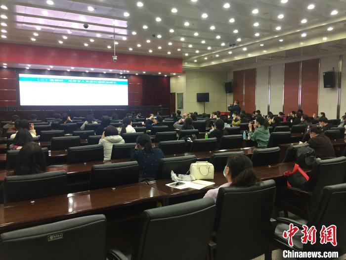 山西選派554名疫情防控指導(dǎo)員駐校指導(dǎo)高三年級開學(xué)疫情防控?！「呷鸱?攝