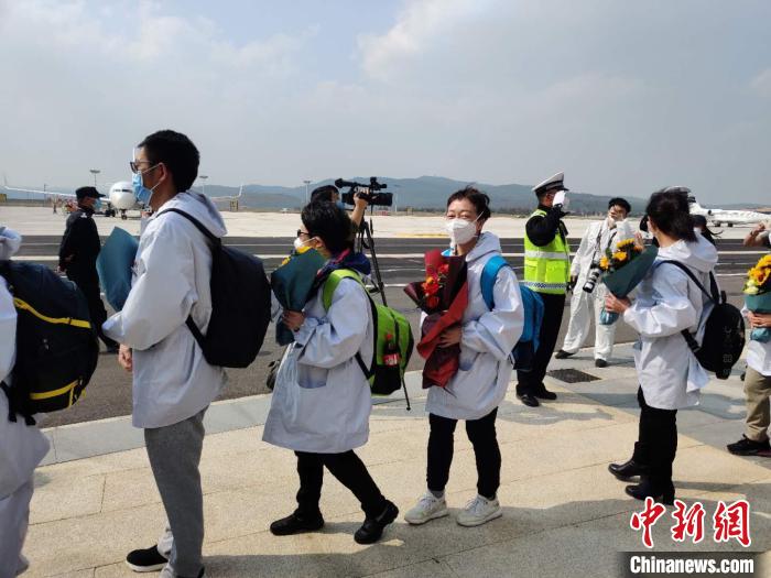 圖為交警向醫(yī)療隊敬禮?！№n帥南 攝