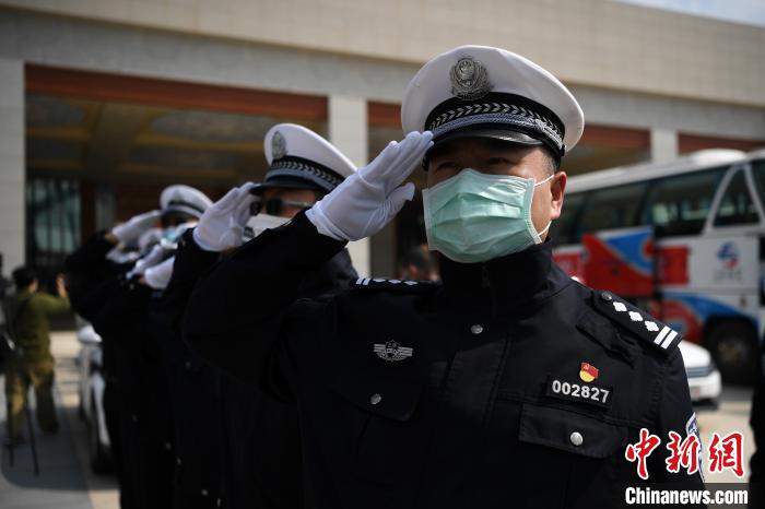 圖為交警們向醫(yī)療隊敬禮?！】灯?攝