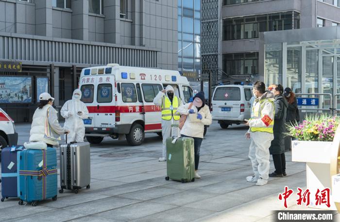 圖為呼和浩特車站“外防輸入”?！∠牧?攝