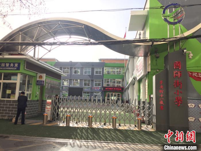 校門口設(shè)置臨時等候區(qū)，區(qū)域四周5米為禁行區(qū)?！「呷鸱?攝