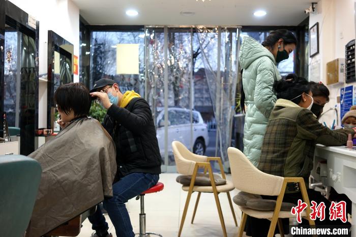 拉薩市民在一美發(fā)店理發(fā)、美甲?！〗w波 攝