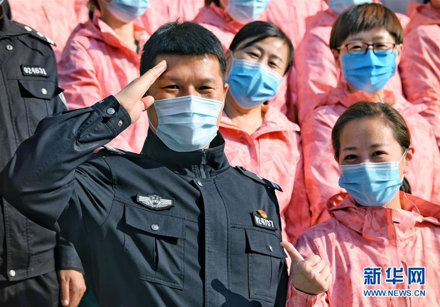 （習近平致敬的戰(zhàn)“疫”英雄·公安干警篇·圖文互動）（1）他們，抗疫一線鑄警魂