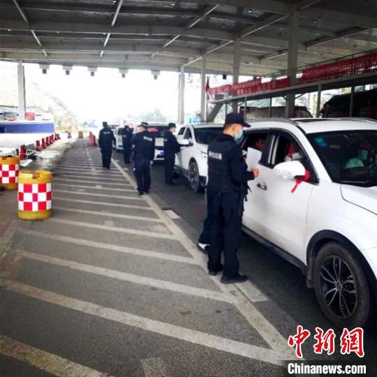 圖為云南一邊境檢查站防控疫情同時嚴(yán)防境外毒品滲透?！≡颇鲜」矎d供圖 攝