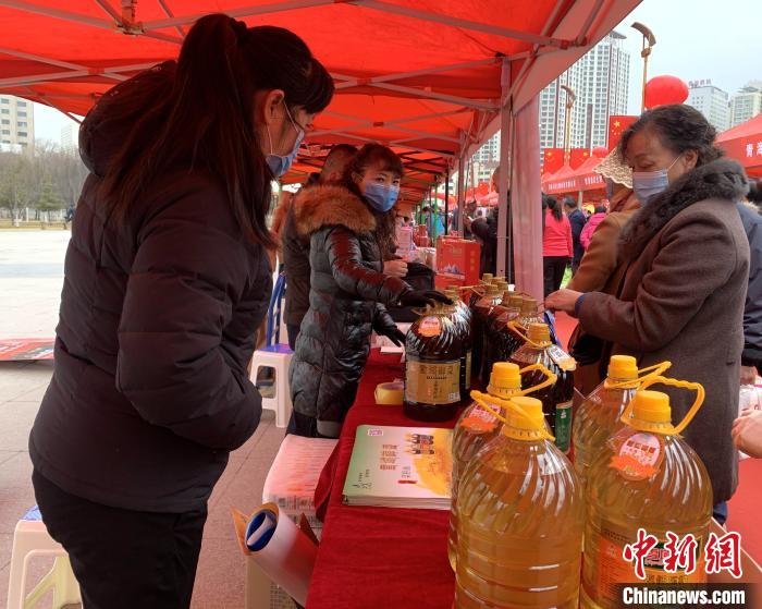 圖為市民們正在采購商品。　孫睿 攝