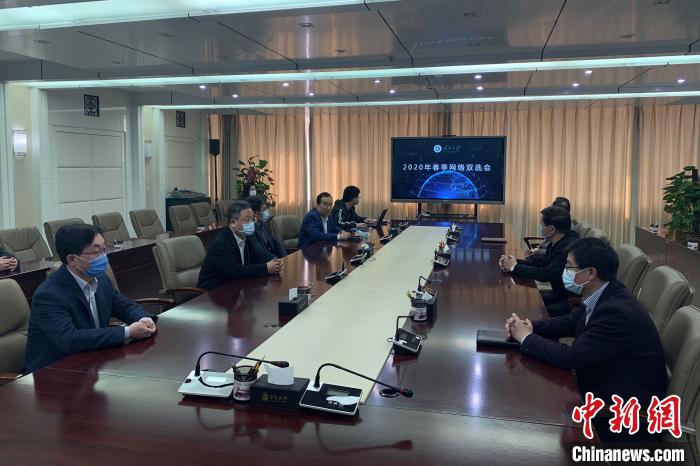 寧夏大學(xué)2020年春季首場(chǎng)綜合類“網(wǎng)絡(luò)雙選會(huì)”現(xiàn)場(chǎng)。　李佩珊 攝