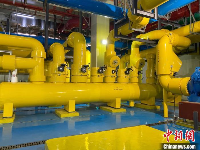 圖為中國移動云南數(shù)據(jù)中心冷卻系統(tǒng)?！⊥蹯簛?攝