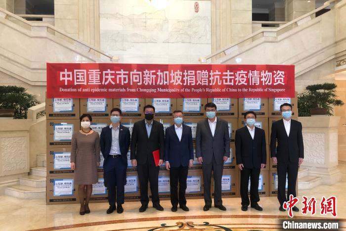 圖為捐贈(zèng)方與接收方代表合影留念?！⑾嗔?攝