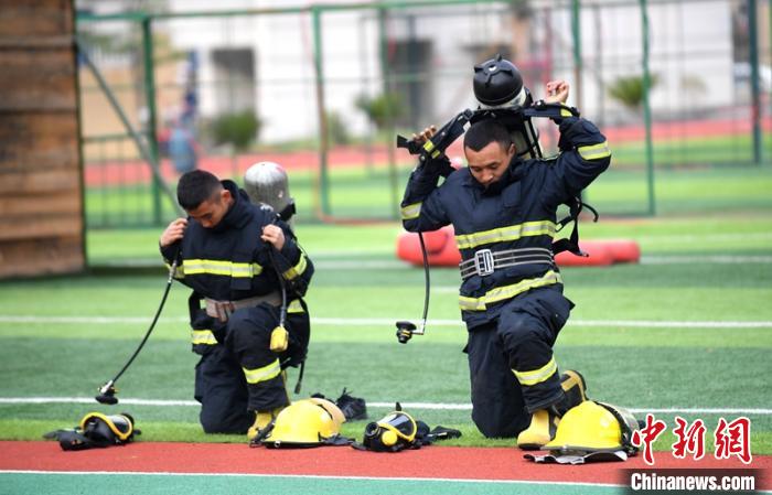 新消防員進(jìn)行穿戴空呼器展示。　劉忠俊 攝