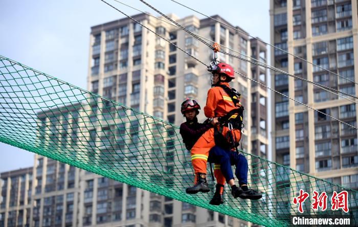 新消防員進(jìn)行T型救援操展示?！⒅铱?攝