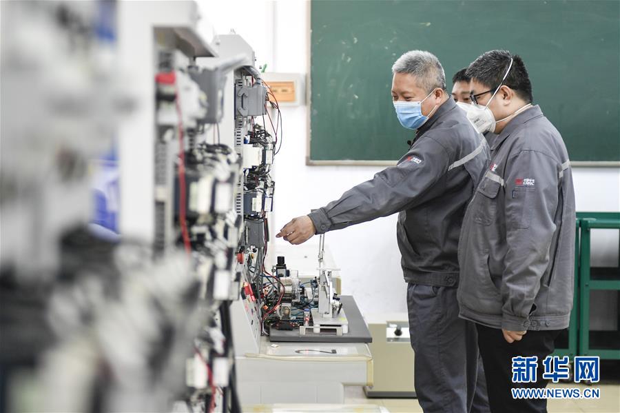 （在習(xí)近平新時(shí)代中國(guó)特色社會(huì)主義思想指引下——新時(shí)代新作為新篇章·習(xí)近平總書(shū)記關(guān)切事·圖文互動(dòng)）（8）汗水的味道——記錄奮戰(zhàn)在復(fù)工復(fù)產(chǎn)一線的勞動(dòng)者