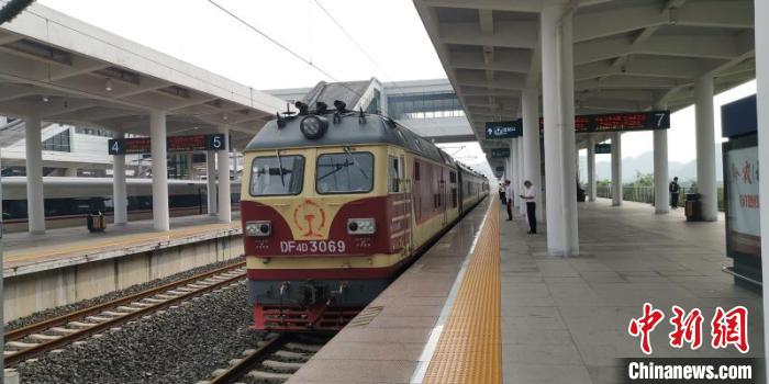 貴州省首條城際高速鐵路——安六鐵路開(kāi)始聯(lián)調(diào)聯(lián)試。中國(guó)鐵路成都局集團(tuán)公司供圖