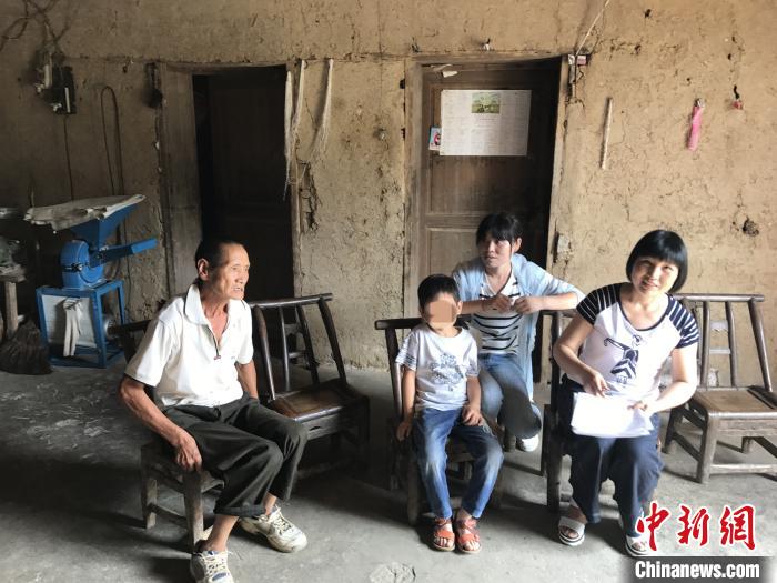 劉發(fā)英到貧困學(xué)生家走訪核實(資料圖)受訪者供圖