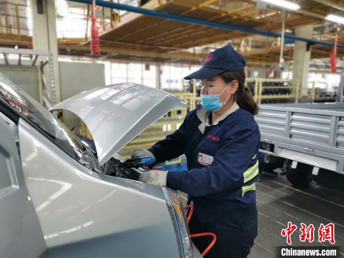 在滿足國外市場供應(yīng)的同時，成功汽車也緊盯國內(nèi)市場，拓渠道保銷量。　高飛 攝