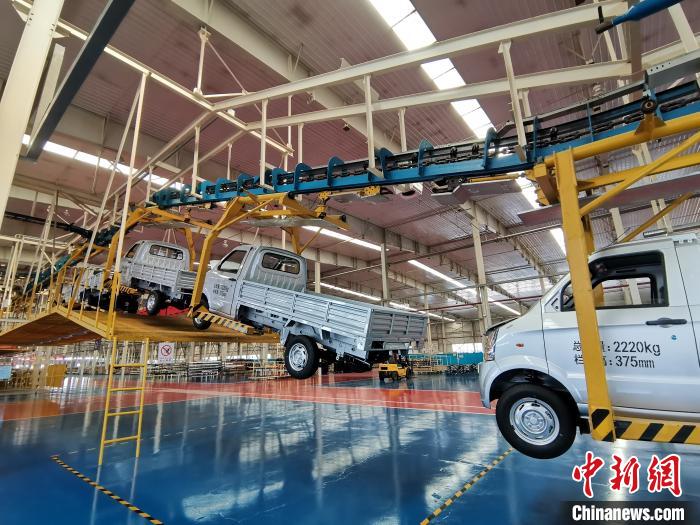 成功汽車是山西省重點(diǎn)轉(zhuǎn)型項(xiàng)目，擁有國內(nèi)先進(jìn)的零部件、發(fā)動機(jī)整機(jī)自動裝配和發(fā)動機(jī)生產(chǎn)線、實(shí)驗(yàn)線，還有國際一流的工業(yè)機(jī)器人。　高飛 攝