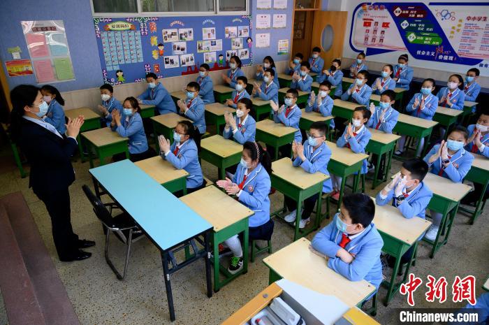 學(xué)校是人群密集場(chǎng)所，山西省疫情防控工作領(lǐng)導(dǎo)小組要求，要周密閉環(huán)做好疫情防控?！№f亮 攝