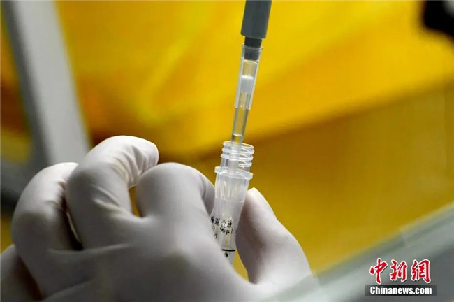 資料圖：工作人員正在準(zhǔn)備檢測(cè)試劑。<a target='_blank'  data-cke-saved- >中新社</a>記者 王東明 攝