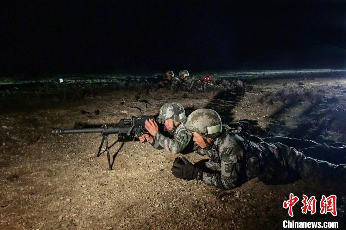 夜間狙擊手摧毀敵探照燈?！∑呀?攝