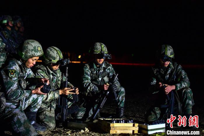 戰(zhàn)士正在補(bǔ)充彈藥。　蒲津 攝