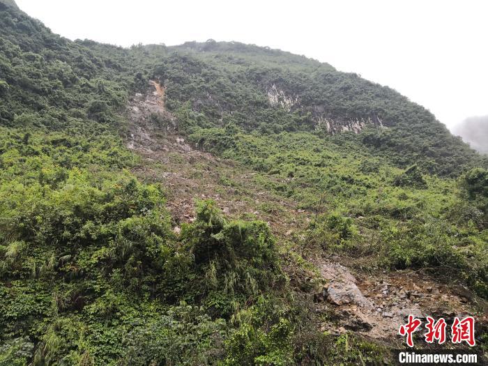山體滑坡處。　黃鵬 攝