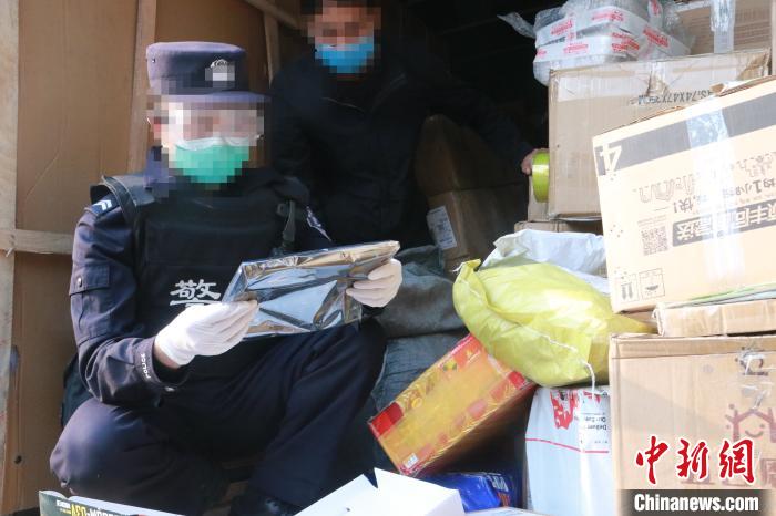 圖為勐康邊檢站民警在對快遞運(yùn)輸車輛進(jìn)行例行檢查?！钐?攝