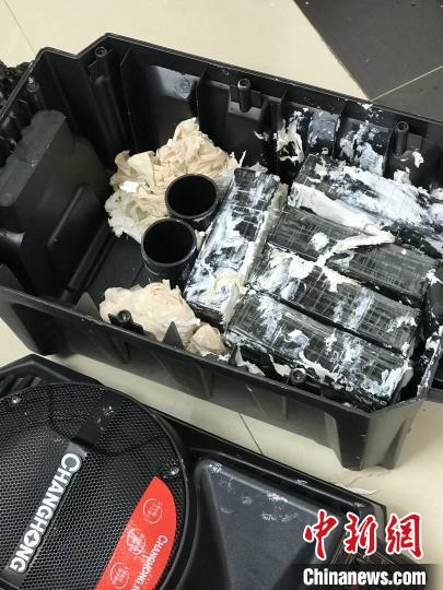 圖為臨滄邊境管理支隊從音響中查獲毒品?！⒂狼?攝